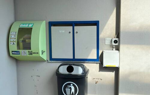 Déplacement du défibrillateur et du panneau d'affichage